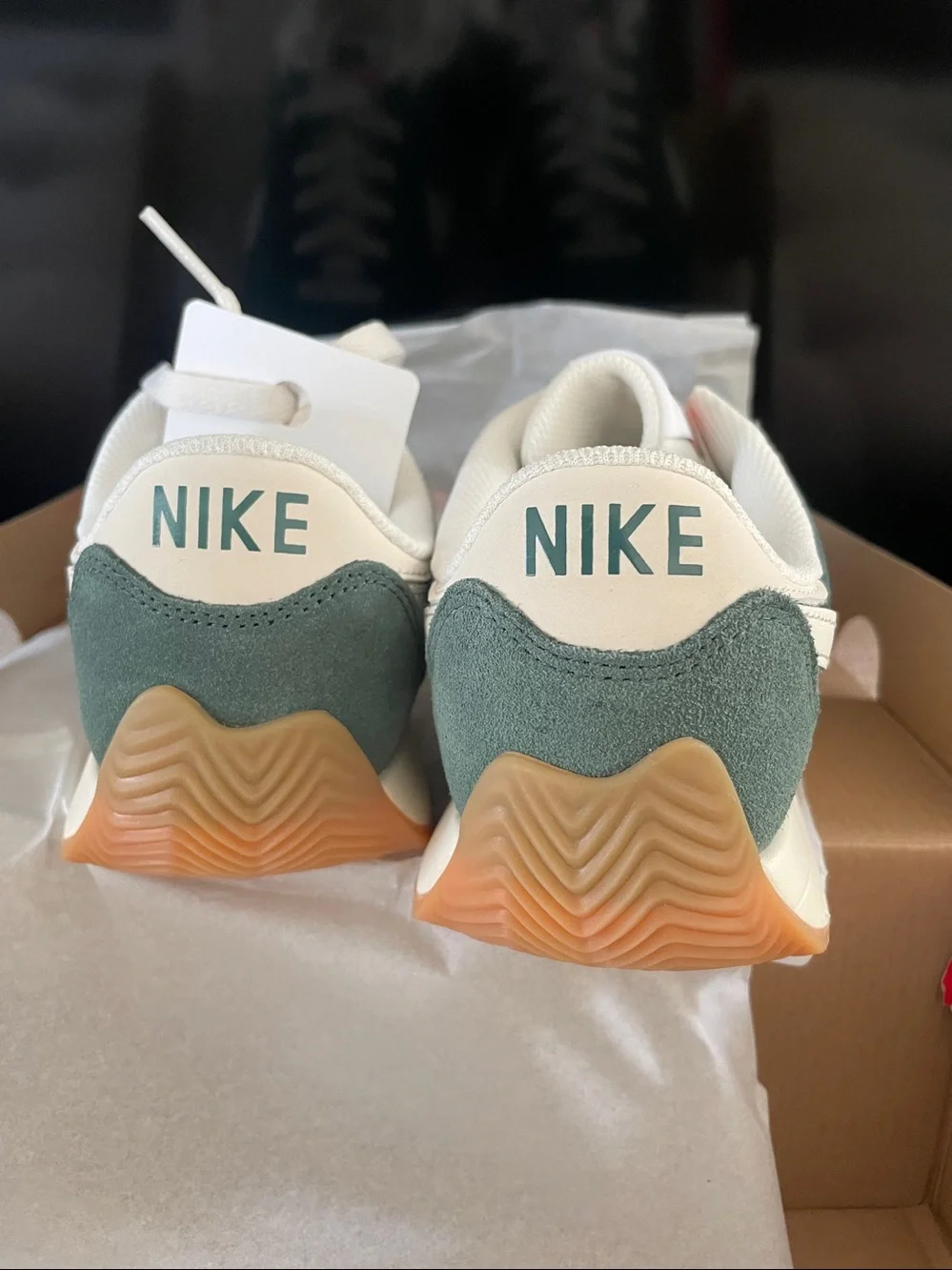 Nike Women’s Pacific Low Top Green and White Retro Running  🏃🏻‍♀️ Sneakers